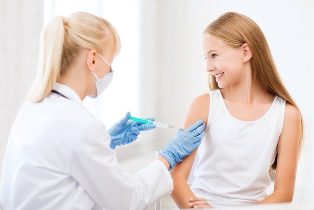 Con gái nên tiêm vắc-xin ngừa ung thư cổ tử cung càng sớm càng tốt